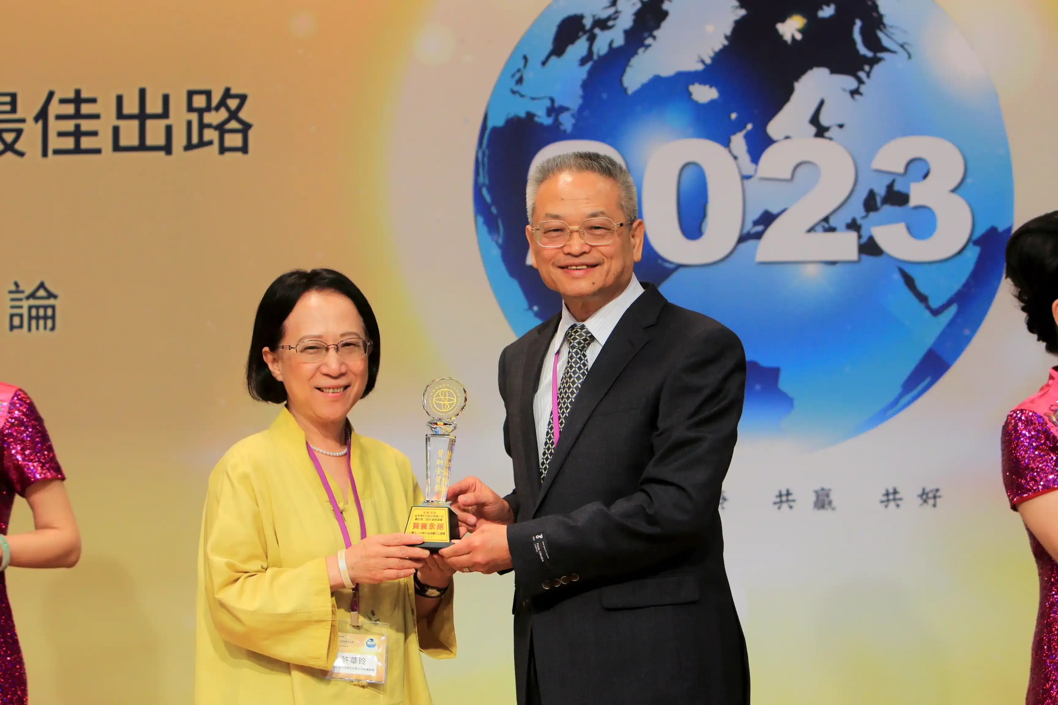 頒獎許華玲.webp
